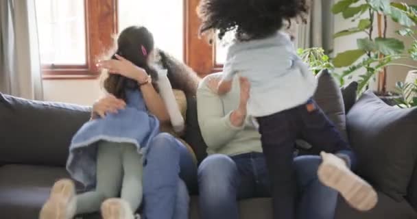 Οικογένεια Γονείς Και Παιδιά Αγκαλιάζονται Στον Καναπέ Για Δέσιμο Ποιοτικό — Αρχείο Βίντεο