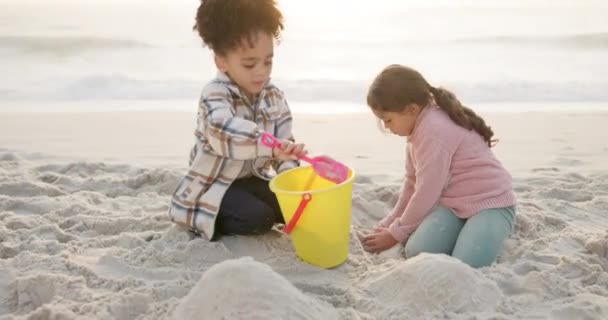 Пісок Друзі Дівчата Грають Пляж Подорожують Щастям Спілкуються Розслабляються Радістю — стокове відео