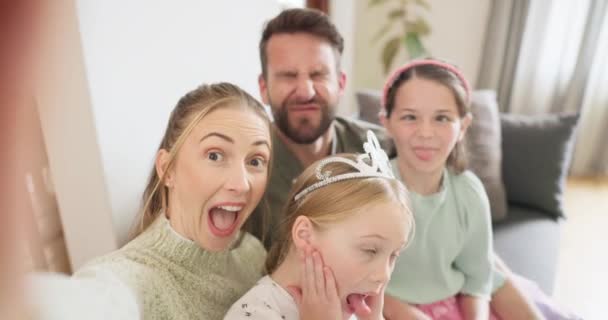 Engraçado Rosto Selfie Pais Crianças Casa Para Chamada Vídeo Imagem — Vídeo de Stock
