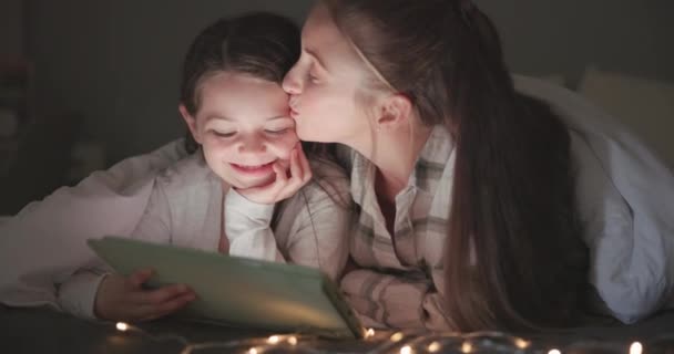 Tablet Kiss Mother Daughter Bedroom Storytelling Streaming Watching Movies Happy — Stock Video