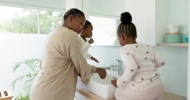 黒人の母親と女の子は歯をブラッシングし 口腔ケアと学習で教えと幸福 歯のペーストを持つママ 女性の子供や子供 歯科衛生と健康と開発 — ストック動画