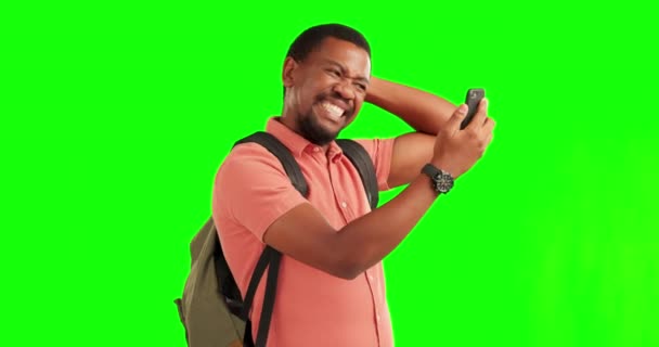 グリーンスクリーン グリッチ 404エラーとモバイルアプリの問題を持つ携帯電話で悪い接続を持つ旅行や黒人男性 スマートフォン 信号とインターネット オンラインと貧しいネットワークの問題を持つ若い人 — ストック動画