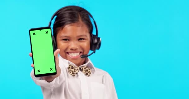 Call Center Portret Dziewczyny Smartfonem Zielony Ekran Słuchawkowy Niebieskim Tle — Wideo stockowe