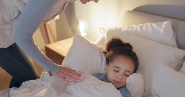 Noche Luz Niña Durmiendo Cama Con Cuidado Apoyo Amor Mamá — Vídeos de Stock