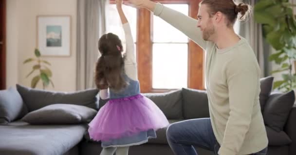 Αγάπη Χαρούμενος Πατέρας Και Κορίτσι Χορεύουν Στο Σαλόνι Για Δέσιμο — Αρχείο Βίντεο