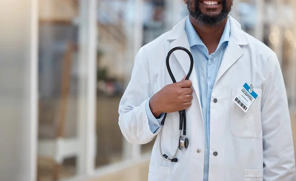 Krankenhaus Arzt Und Hände Eines Schwarzen Mannes Mit Stethoskop Für — Stockfoto