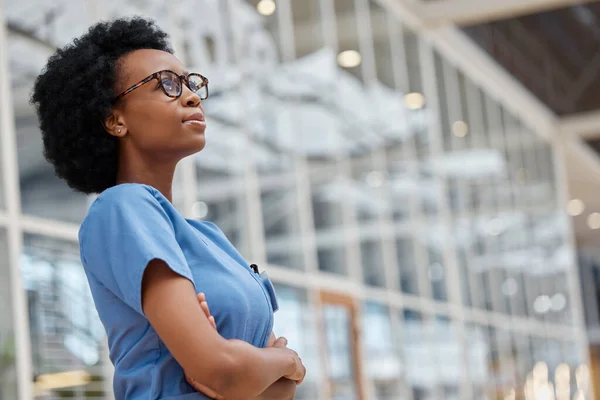 Verpleegster Armen Gekruist Denken Met Zwarte Vrouw Het Ziekenhuis Voor — Stockfoto