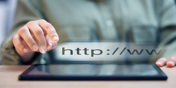 Kobieta Ręce Tablet Paskiem Wyszukiwania Strona Internetowa Lub Adres Url — Zdjęcie stockowe