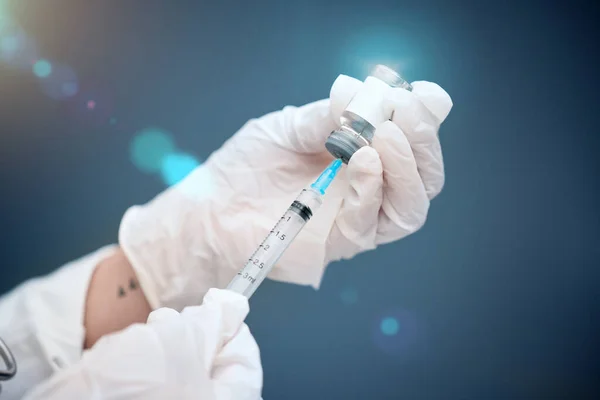 手和小瓶 注射器和针头 医生在蓝色工作室的背景 针头和疫苗及药物研究方面的放大 手套和医疗专业人员 — 图库照片