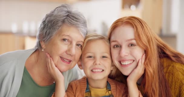 Generationer Porträtt Lycklig Familj Och Vardagsrummet Deras Hem Tillsammans För — Stockvideo