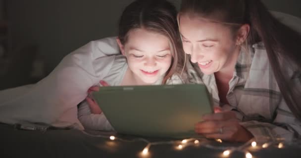 夜晚和母亲与女儿在卧室里讲故事 流媒体和看电影 网络和技术 家庭中的妇女和女孩可以在线和媒体订阅 — 图库视频影像