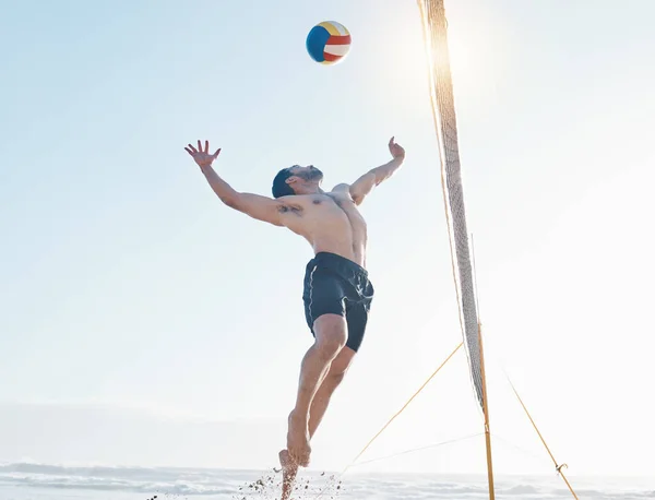 Plaża Ćwiczenia Człowiek Fitness Siatkówka Zabawy Słońcem Poruszające Zdrowe Mężczyzna — Zdjęcie stockowe