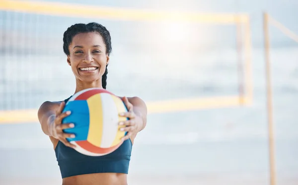スポーツゲーム 試合やフィットネス屋外のためのビーチでネットで幸せな女性 肖像画やバレーボール ボレー運動用のボールを持つフィット感 アクティブまたはスポーティーな女性の人 海岸による訓練や練習 — ストック写真