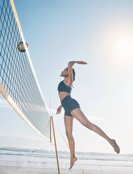 深刻なスポーツの試合 ゲームや競争でネットでビーチで女性 ジャンプやバレーボール選手 海沿いのボレー又はスパイクでボールに飛び 又は到達するフィット アクティブ及びスポーティーな女性 — ストック写真