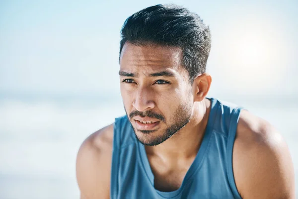 Fitness Pausa Homem Respirando Praia Após Treinamento Corrida Cardio Intenso — Fotografia de Stock