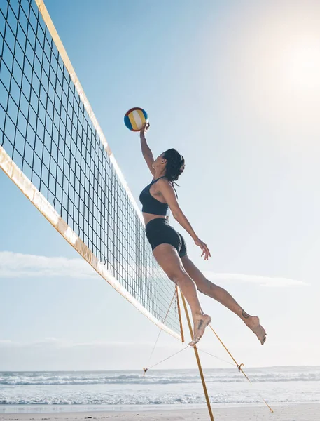 Femme Saut Volley Ball Dans Air Sur Plage Filet Dans — Photo