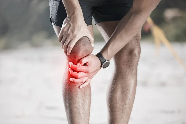 膝关节疼痛 跑步等有身体损伤 健康或运动解剖学问题的人在自然训练中 有氧运动 跑步者 运动员或人们检查肌肉或腿重叠的锻炼或锻炼风险 — 图库照片