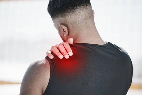 首の痛みとフィットネス 怪我や赤いオーバーレイ 背中や筋肉の炎症を伴う医学的緊急事態 男性アスリート 輝きと健康上の問題と肩の緊張 線維筋痛や運動障害 — ストック写真