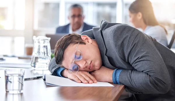 Śpiący Zmęczony Biznesmen Spotkaniu Dla Przepracowanych Wyczerpanych Zestresowanych Zdrowie Psychiczne — Zdjęcie stockowe