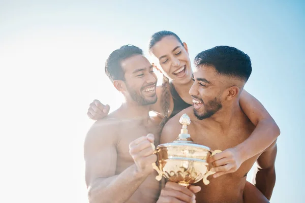 Uroczystość Zwycięzca Szczęśliwy Zespół Siatkówki Plaży Trofeum Bramki Sukces Lub — Zdjęcie stockowe