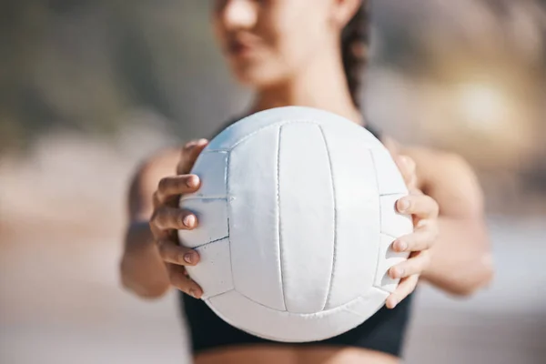 スポーツ ゲームや自然の中でトレーニングや練習でビーチで試合のためのフィットネスで女性 手やバレーボール 海沿岸でバレーボールをするために活躍し スポーティ女性の人の手 — ストック写真