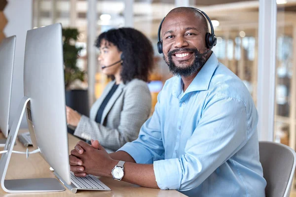 Çağrı Merkezi Siyah Adamın Portresi Müşteri Hizmetleri Için Bilgisayara Gülümse — Stok fotoğraf