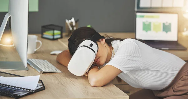 Cansada Realidad Virtual Empresaria Oficina Durmiendo Metáfora Con Tecnología Digital — Foto de Stock