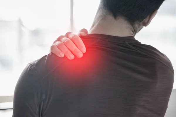Bolest Ruky Zad Poranění Ramene Muže Červeném Zvýrazňují Během Fitness — Stock fotografie