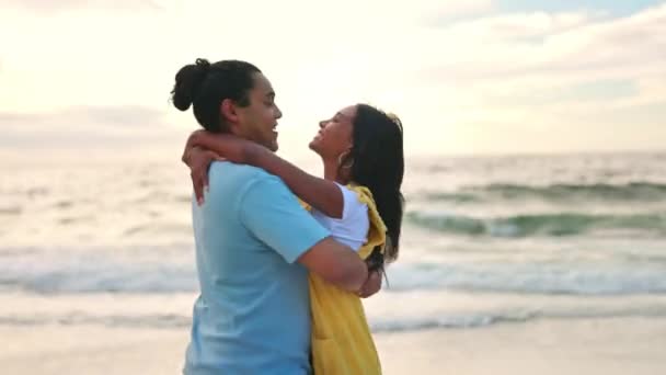 Spinning Objetí Pár Láskou Pláží Štěstím Dovolené Kvalitní Čas Romantické — Stock video
