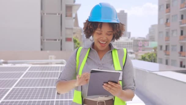 Ingeniería Cara Éxito Mujer Negra Con Tableta Para Animar Azotea — Vídeo de stock