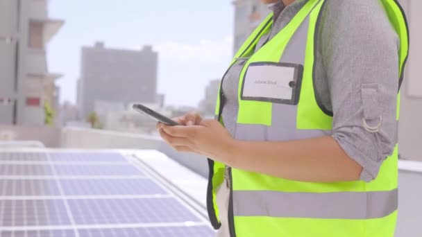 Telefone Mulher Mãos Engenheiro Solar Telhado Digitação Mídia Social Pausa — Vídeo de Stock