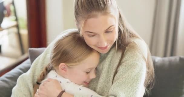 Mãe Amor Abraço Menina Com Sorriso Vínculo Apoio Cuidado Para — Vídeo de Stock