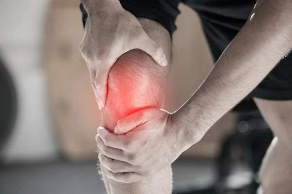 在健身锻炼过程中 一名红衣男子的手 膝盖疼痛和腿部受伤都是最引人注目的 一名男子运动员在体育馆特写镜头出现紧急情况后保持关节的医疗保健 医疗和解剖学 — 图库照片