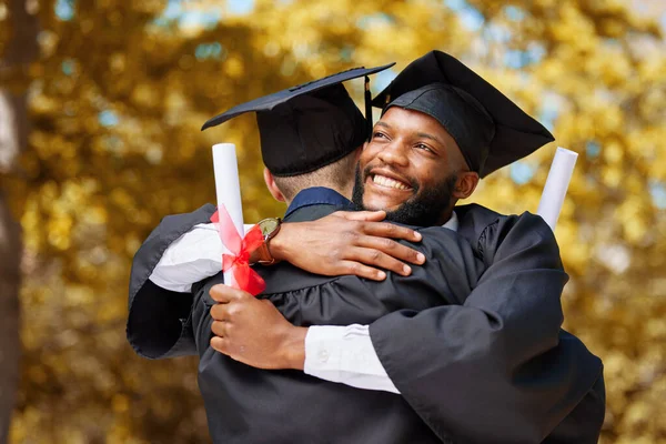 毕业生 快乐的黑人男人和朋友们拥抱在一起 庆祝教育成就 成功和户外目标 男生拥抱祝贺 毕业支持或对未来的梦想 — 图库照片