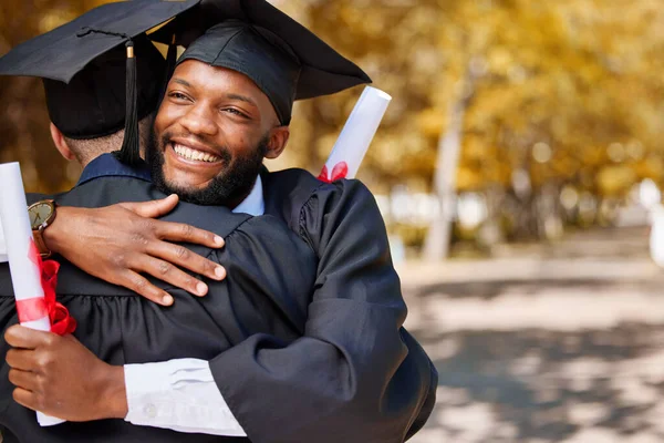 Ukończenie Uniwersytetu Czarny Człowiek Przyjaciele Przytulają Się Sukcesu Osiągnięć College — Zdjęcie stockowe