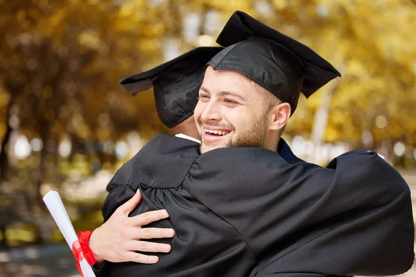 Examensfirande Glad Man Och Kram Vänner För Framgång Utbildning Prestation — Stockfoto
