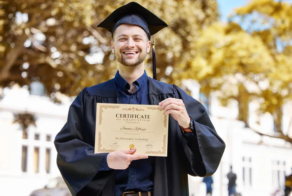 Ritratto Laureato Possesso Certificato Con Uomo Con Campus Raggiungimento Diploma — Foto Stock