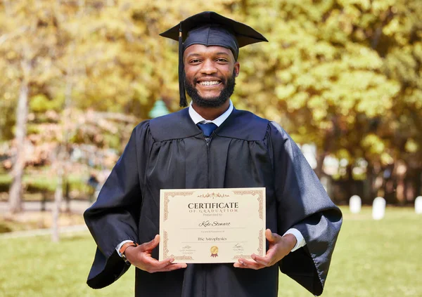 Certificado Hombre Negro Campus Retrato Con Sonrisa Con Logro Premio —  Fotos de Stock