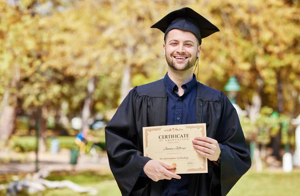 Diplômé Gars Certificat Avec Portrait Plein Air Avec Succès Pour — Photo