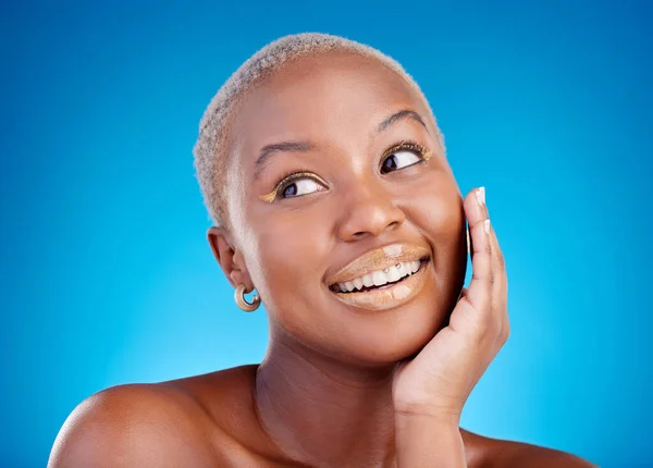 Maquiagem Rosto Estúdio Mulher Negra Feliz Satisfeito Com Pele Brilhante — Fotografia de Stock