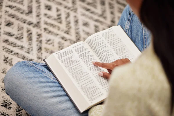 Primo Piano Mani Donne Con Una Bibbia Spirituale Religione Pace — Foto Stock