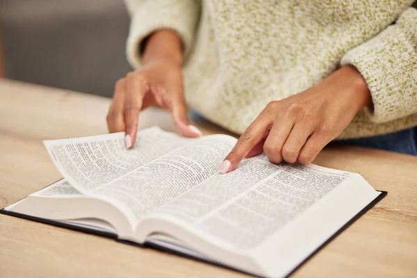 Zbliżenie Ręce Kobieta Biblią Czytanie Religia Dla Pokoju Wskazówek Lub — Zdjęcie stockowe