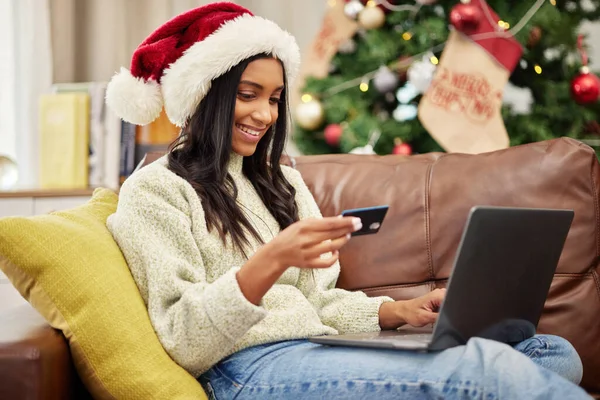 Γυναίκα Laptop Και Πιστωτική Κάρτα Online Αγορές Για Χριστούγεννα Και — Φωτογραφία Αρχείου