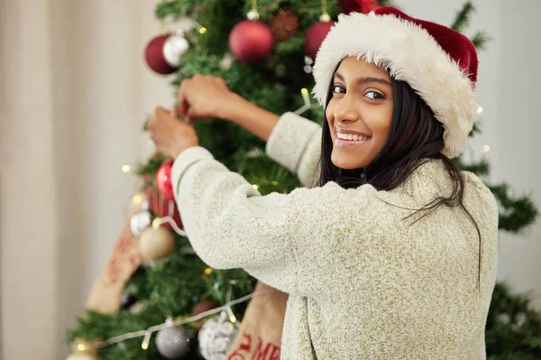 Kerstmis Decoratie Portret Van Gelukkige Vrouw Met Boom Huis Vakantie — Stockfoto