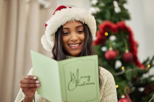 Ευτυχισμένο Κορίτσι Ανάγνωση Χριστουγεννιάτικη Κάρτα Γράμμα Σημείωμα Στο Σπίτι Σαλόνι — Φωτογραφία Αρχείου