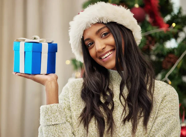 クリスマス 肖像画や幸せな女の子は 自宅で実行冬の休日のお祝いにプレゼントや箱をプレゼントしています 不思議 笑顔または興奮したインドの女性プレゼント付き家の中でプレゼント賞パッケージ — ストック写真