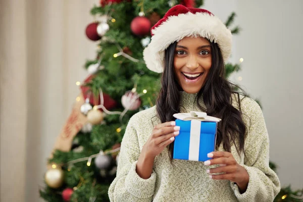 Χριστούγεννα Πορτρέτο Ευτυχισμένη Γυναίκα Ένα Δώρο Κουτί Στο Παρόν Μια — Φωτογραφία Αρχείου