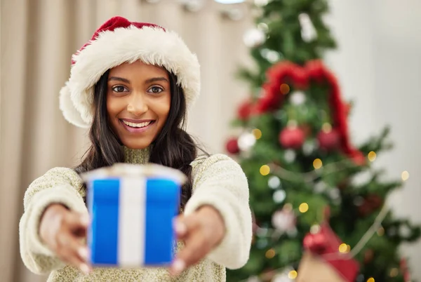 幸せな女性 クリスマスと贈り物 肖像画の幸福と笑顔で休日を祝います 特別なイベント 家でリボンと女性の人がクリスマスプレゼント パッケージ お祝いを与える青い箱 — ストック写真