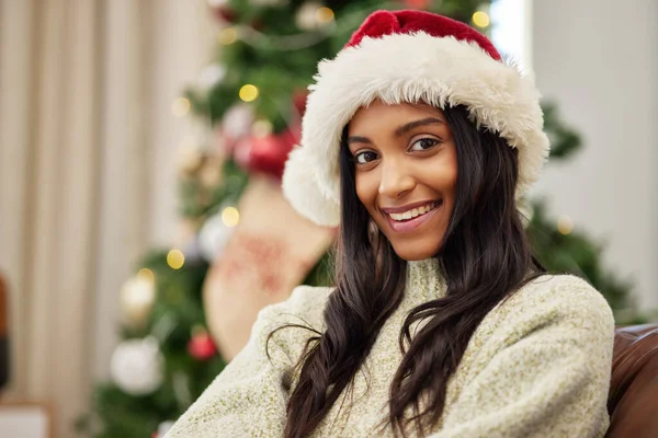 家でお祝いの季節 お祝いや贈り物のための帽子付きの木でソファの上の幸せな女性 肖像画やクリスマス または12月のパーティーでリラックスして笑顔の女性 — ストック写真