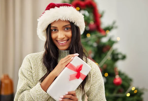 女性は クリスマスプレゼントと肖像画で笑顔 幸福と休日を祝い リボンでボックスを包んだ 特別なイベント 贈り物やパッケージ お祝いやクリスマスを自宅で女性の人 — ストック写真